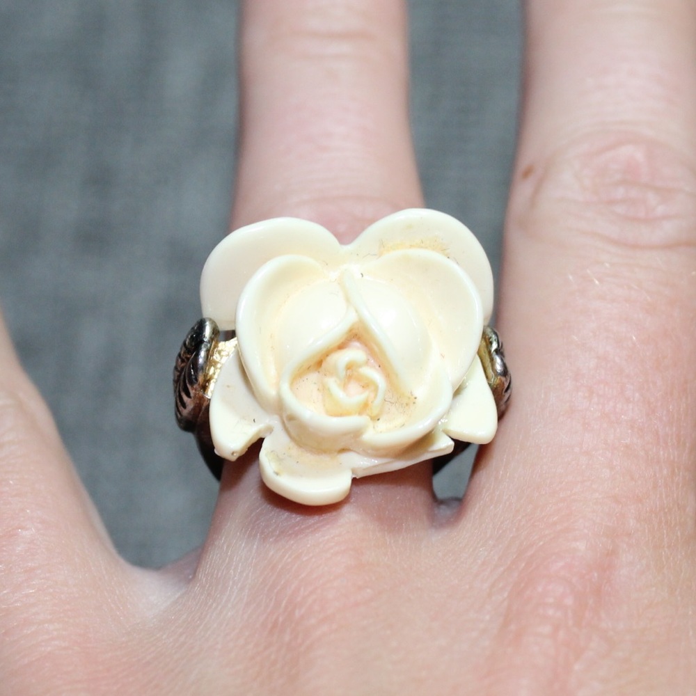 Flower ring - Picture 3 of 3